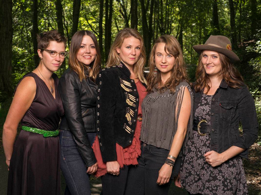 Featuring Della Mae